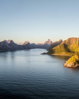 Mefjord, Senja — 1 AM

One drone pano, cut into four verticals. 👉

Midnight sun does this for weeks up here. 🇳🇴

📷 DJI Mavic 4 Pro

📆 25.6.2026

#medjordvær #senja #visitnorway #nothernnorway #djimavic4pro