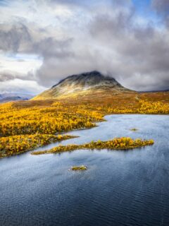 Ruska, autumn colours 🍂 at Tsahkaljärvi, Kilpisjärvi last year.
Fell birch, Saana under clouds, and Tsahkal Falls. 💦
Käsivarsi Wilderness, Finnish Lapland.

📆 22.9.2025

#enontekiolapland #kilpisjärvi #saana #tsahkaljärvi #laplandfinland